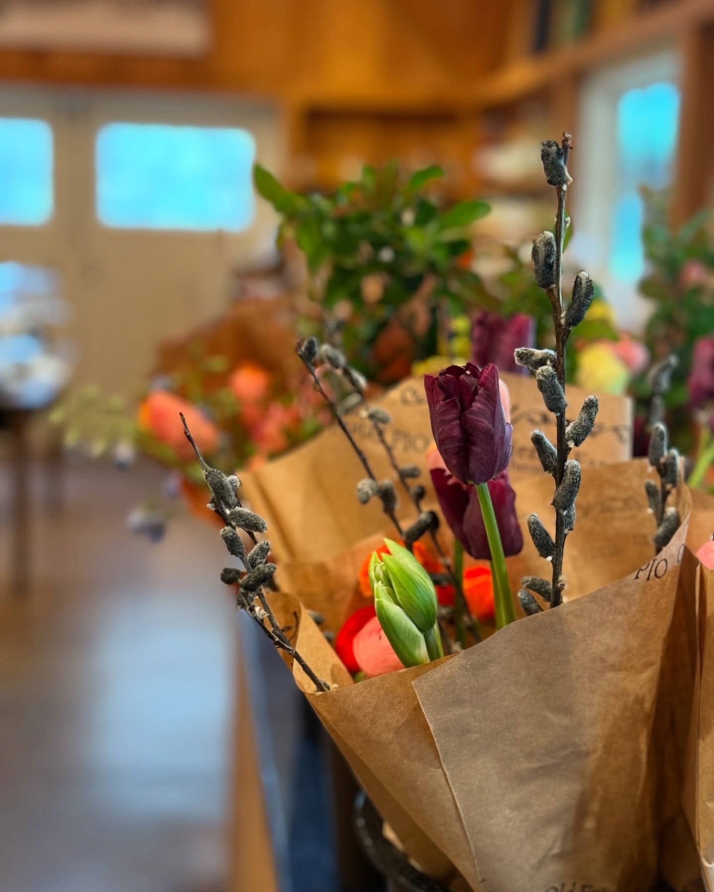 Have you called your mom lately? Even if you have, she&rsquo;d probably love it if you called again. She&rsquo;d love it even MORE if you arrived with fresh flowers on Mother&rsquo;s day&hellip;🌷
.
We have stunning bouquets from @oldfriendsfarm, ann